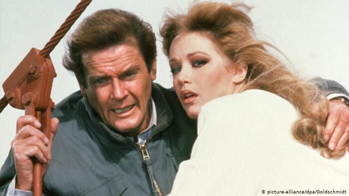 Tanya Roberts y Roger Moore